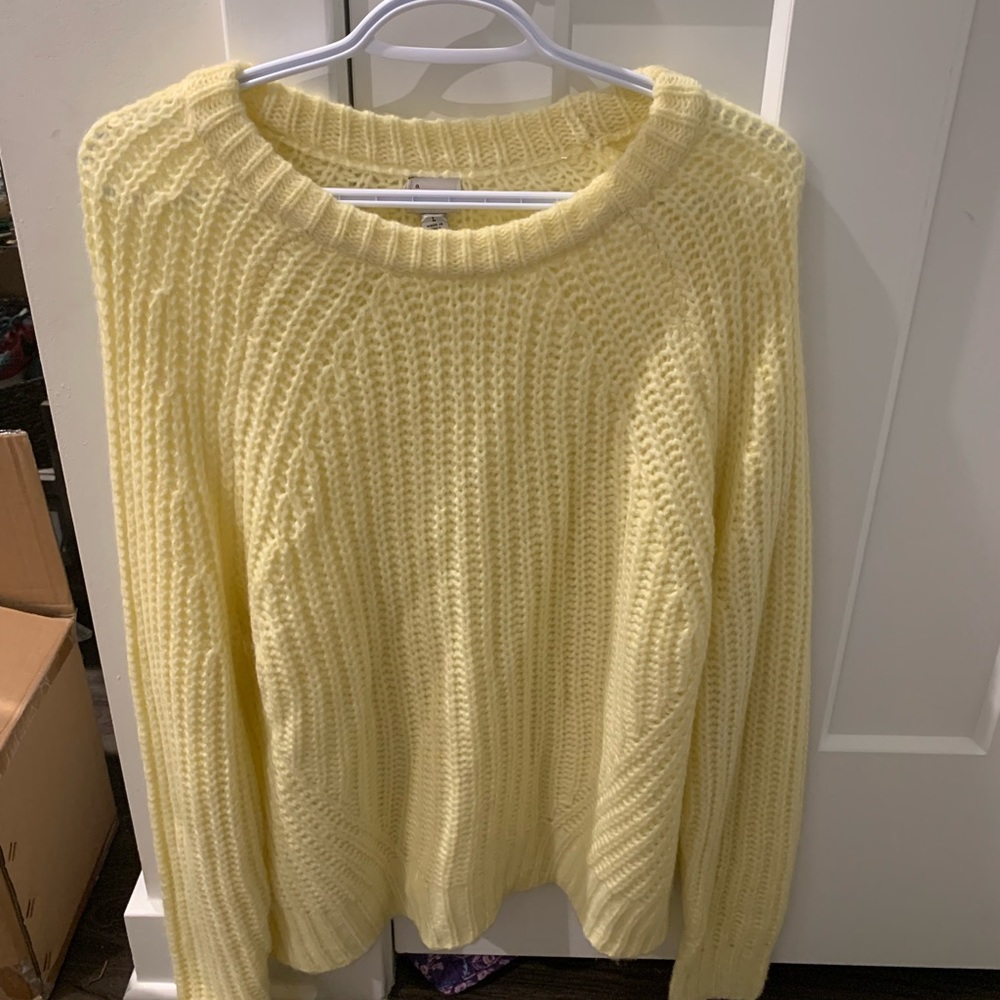 Comfortable pale yellow sweater from target, never worn, very cute and stylish